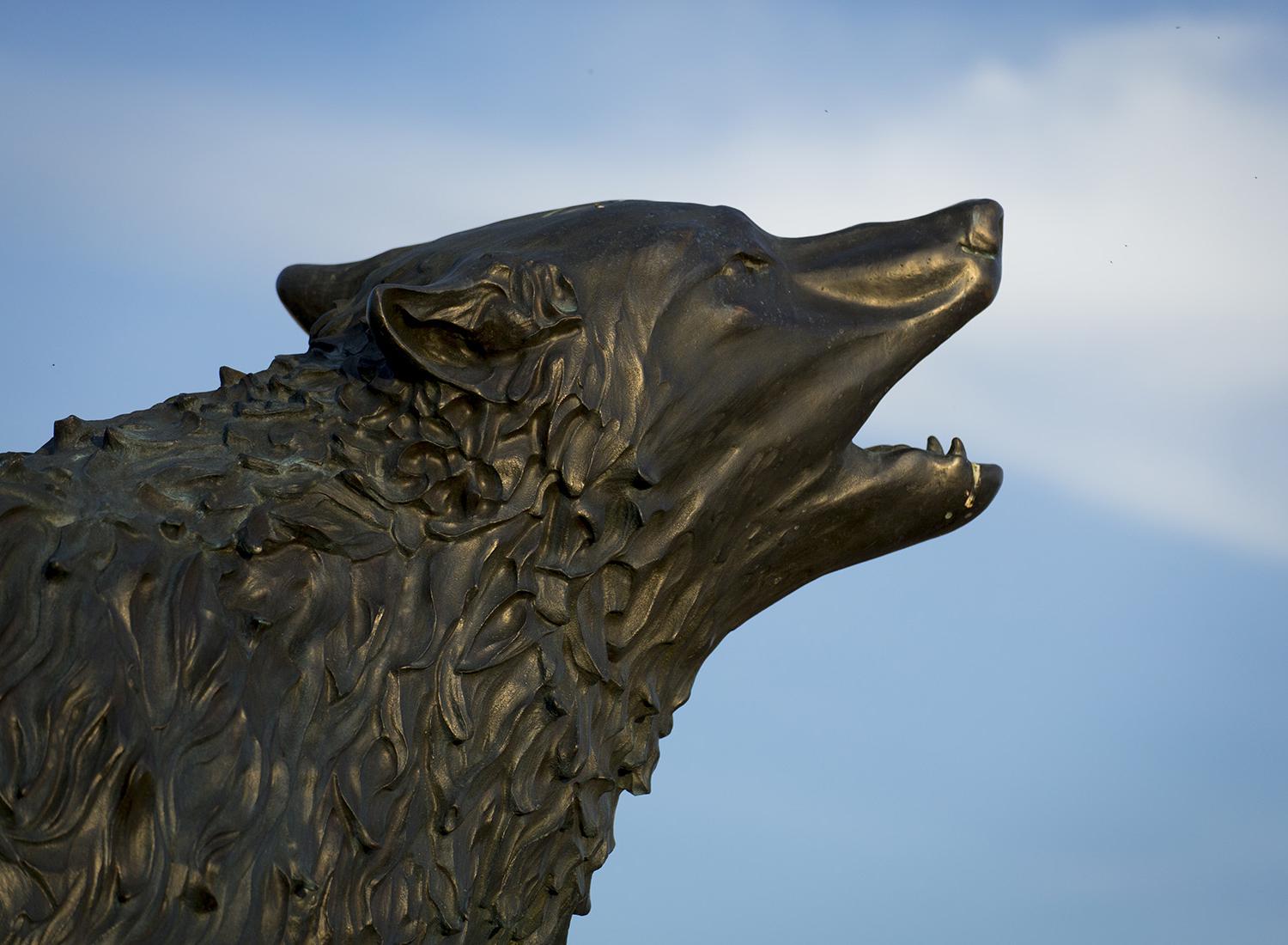 博彩平台推荐 Wolf Statue at the stadium 